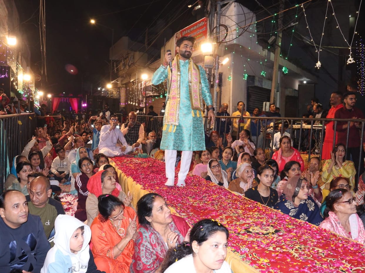 Devotees danced on the call of your servant, come with the help of hare.