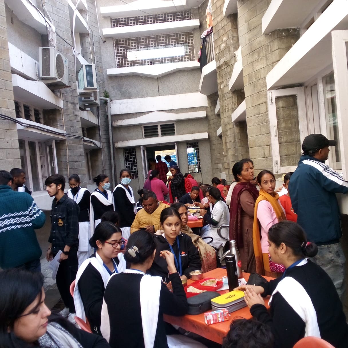 No proper arrangements in the canteen of Medical College Hamirpur