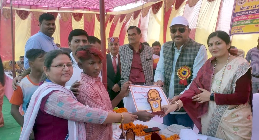 Khushi and Himanshu won in 100 meter race