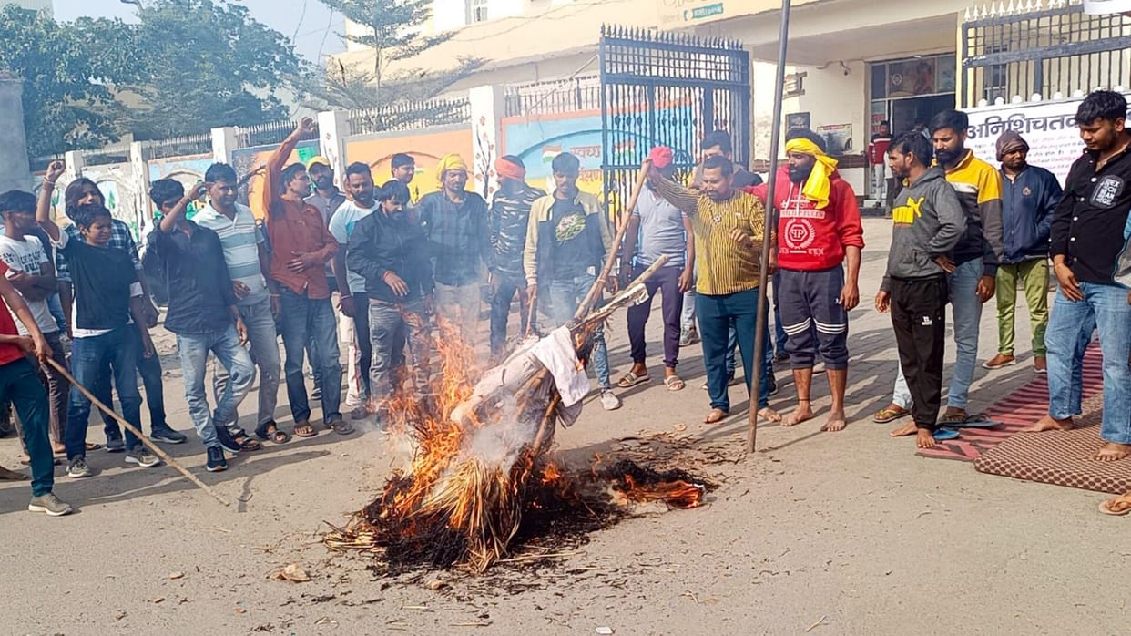 Members of cow protection team burnt the effigy of Municipal Council's EO, will go on a gradual fast from today