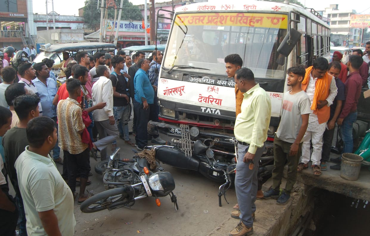 Bus conductor beaten up after riding on bikes parked on road side