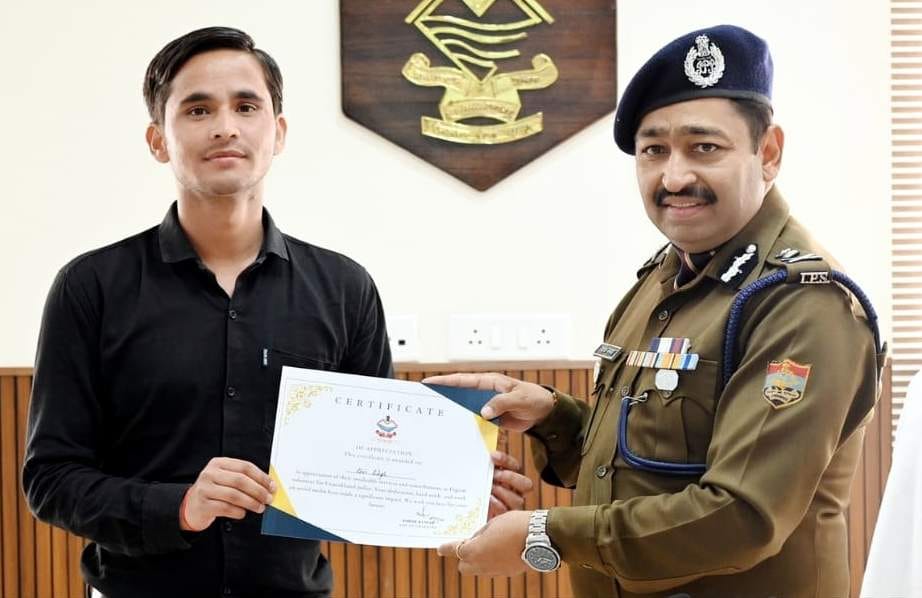 Shiv Singh of Chamoli received Digital Volunteer Award