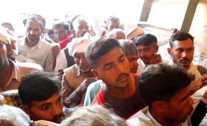 Shahjahanpur News: कलान में पुलिस की मौजूदगी में बांटी गई खाद Fertilizer distributed in Kalan in the presence of police