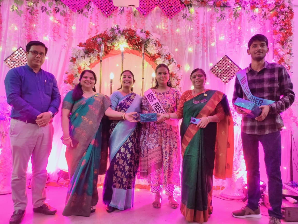 Smriti Mishra and Ambikesh became Miss and Mr. Freshers
