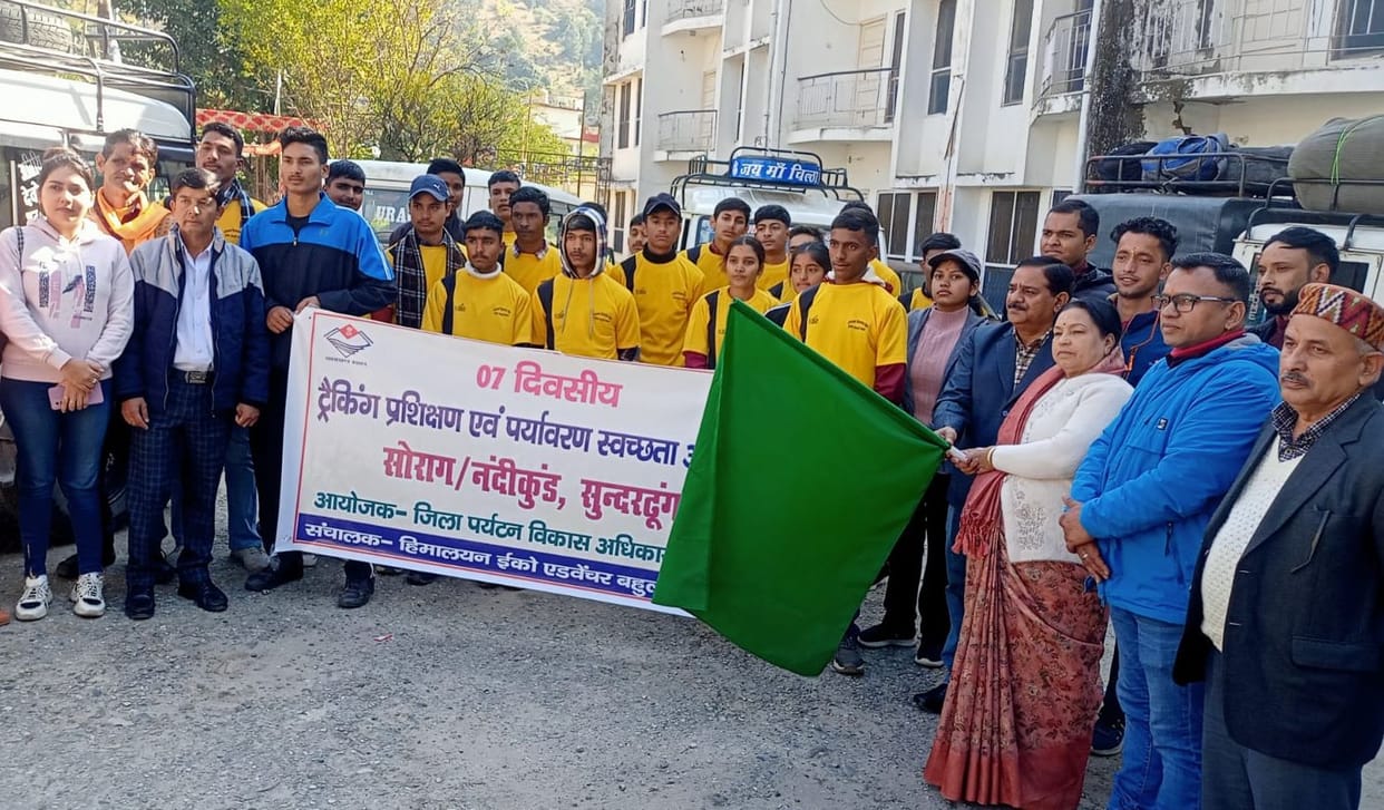30 member team leaves for Sunderdhunga for trekking