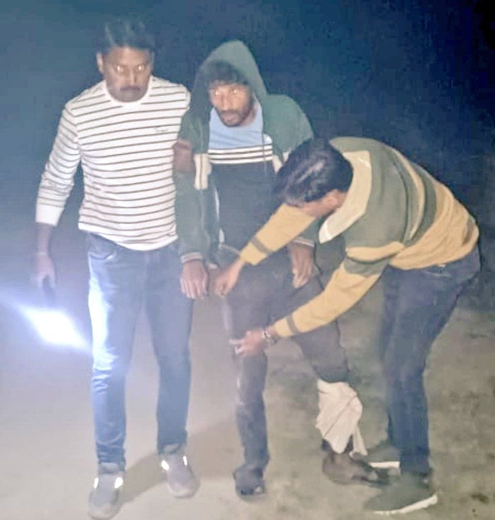 A criminal carrying a reward of Rs 25,000 was shot in an encounter.