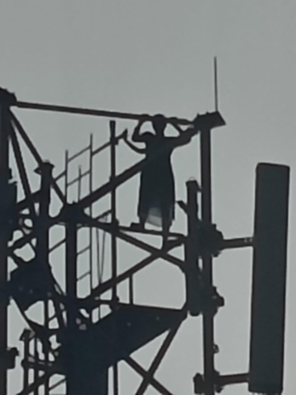Angered by not getting married to her lover, the girl climbed the mobile tower