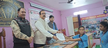 Distribute forms to become a voter