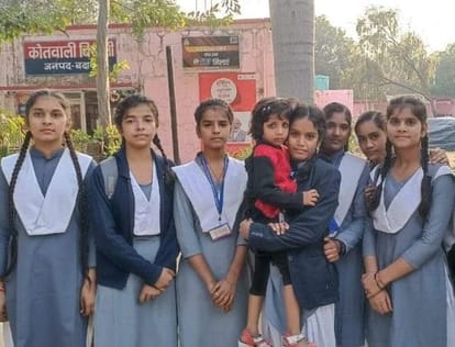 The girl students introduced the girl crying on the road to her family.