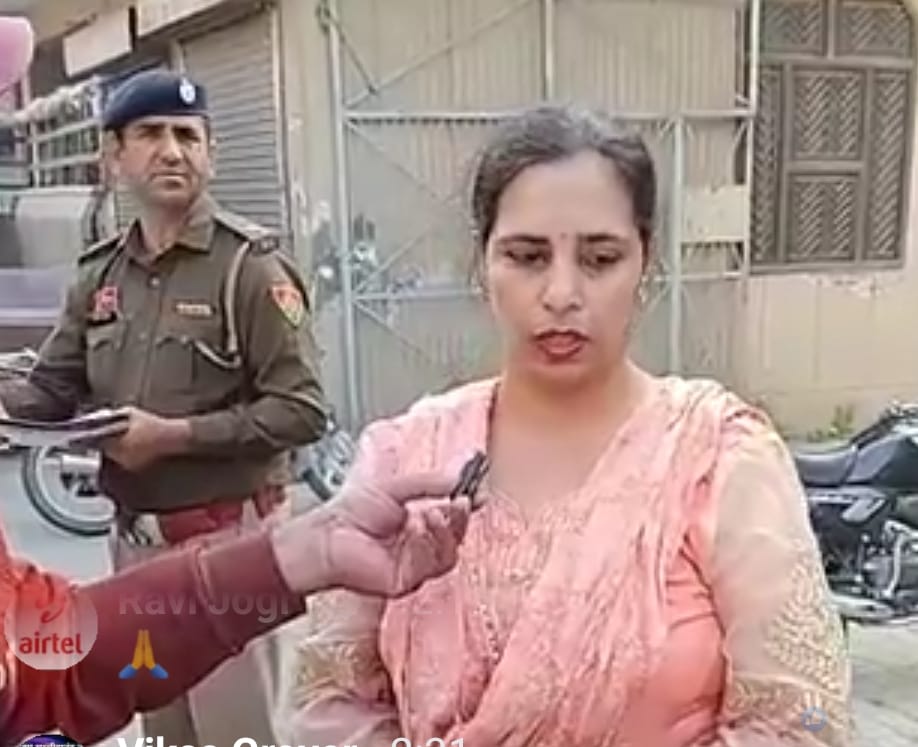 Bike riding miscreants snatched gold chains from women's necks