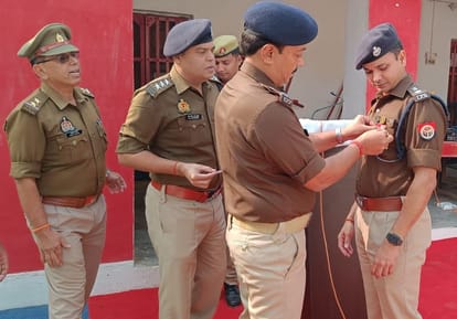 Police take oath to perform duties on Flag Day