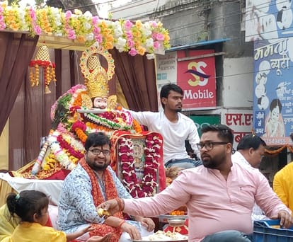 I keep chanting your name, Baba Shyam is our support for the defeated.