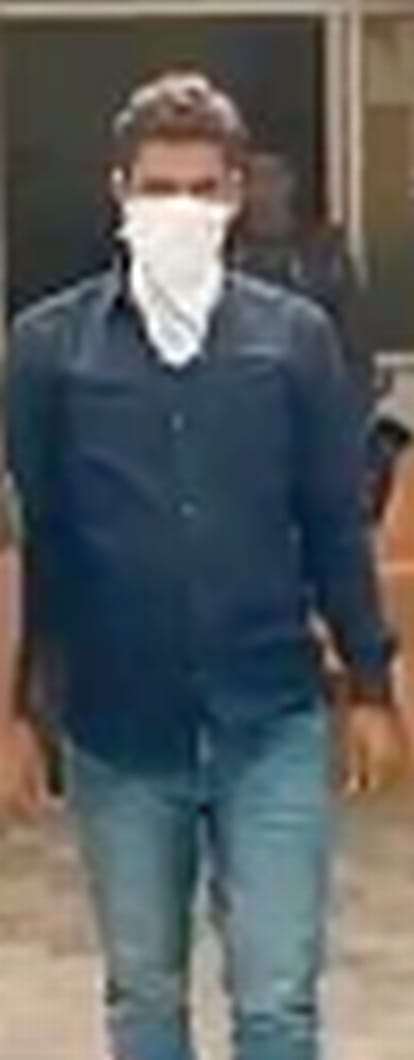 Father's murderer arrested, shot with two pistols