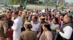 गृहमंत्री अनिल विज से मिलने के लिए शास्त्री कॉलोनी आवास पर अपनी समस्याएं लेकर पहुंचे फरियादी
