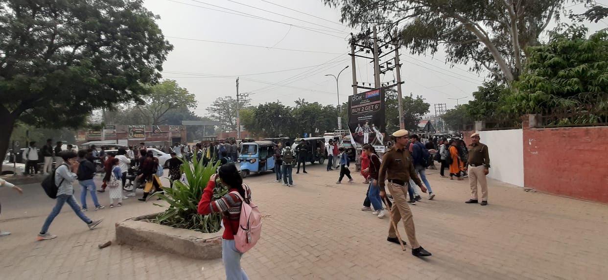 Two student groups used sticks, many injured