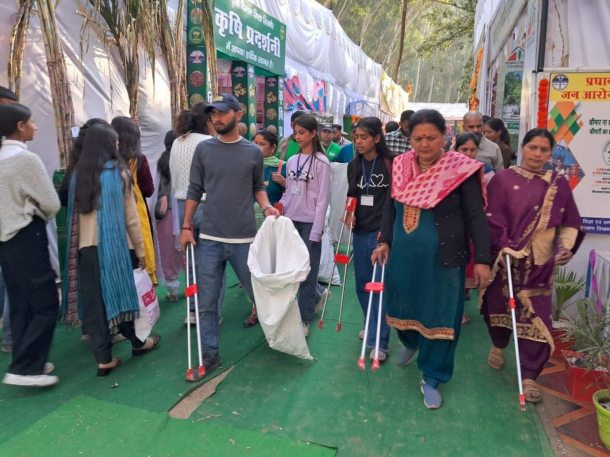 vollunteers cleaning renuka mela area