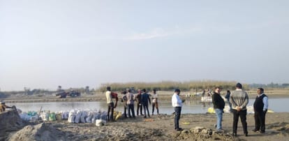 Construction of bridge started on Brahmachari Ghat for bathing on Kartik Purnima
