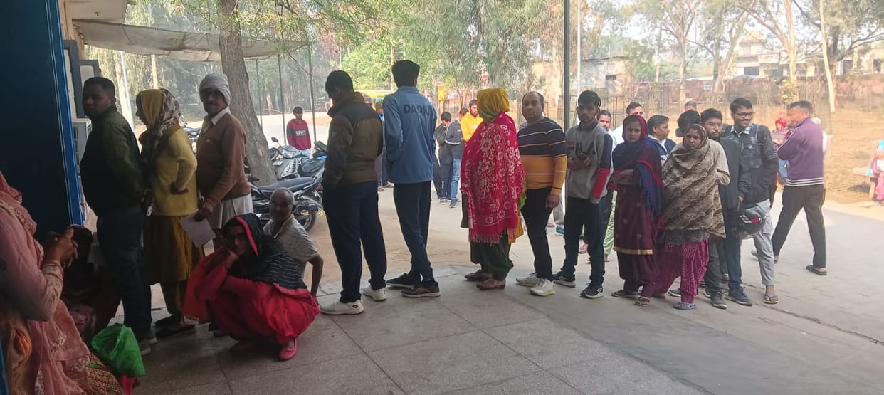 Chaos: Waiting before treatment, patients faced problems