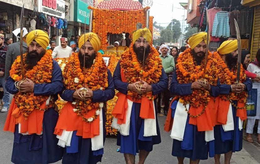 The procession took place with great pomp under the leadership of the five beloveds.