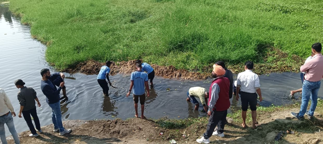 Gomti's Triveni Ghat was cleaned by running a campaign