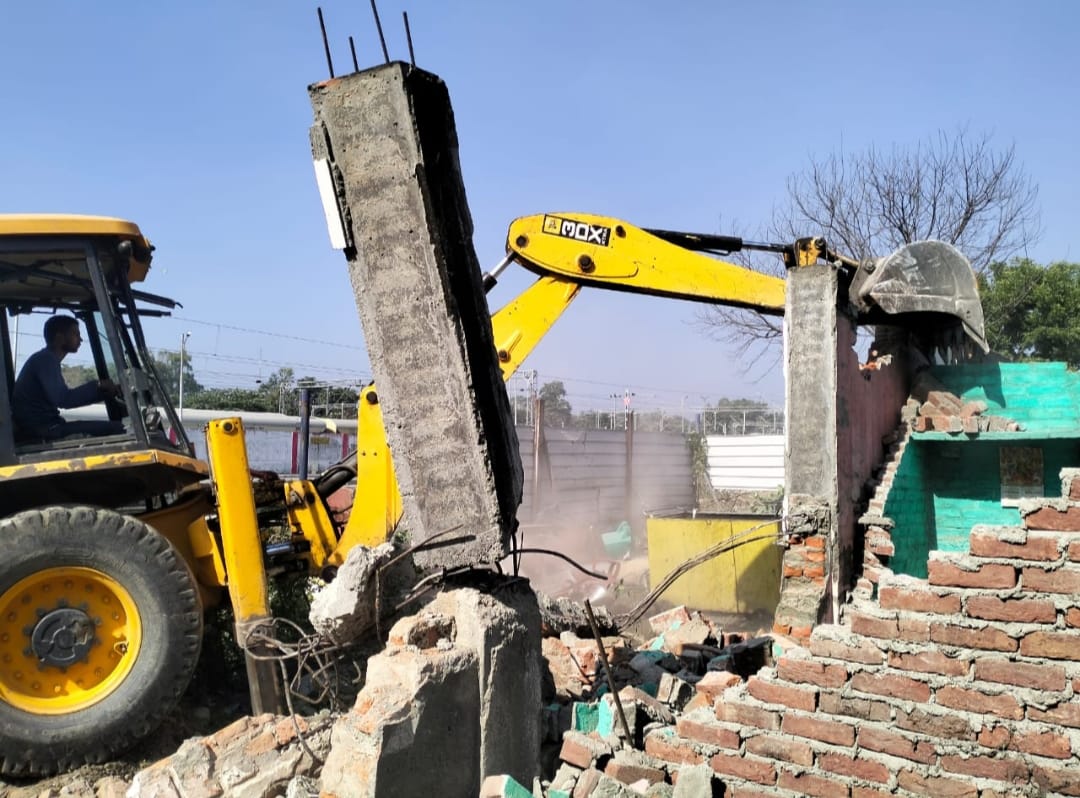 Railways demolished five houses with bulldozer in Lalkuan