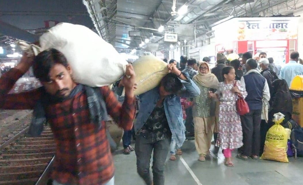 Difficult to board trains packed with passengers