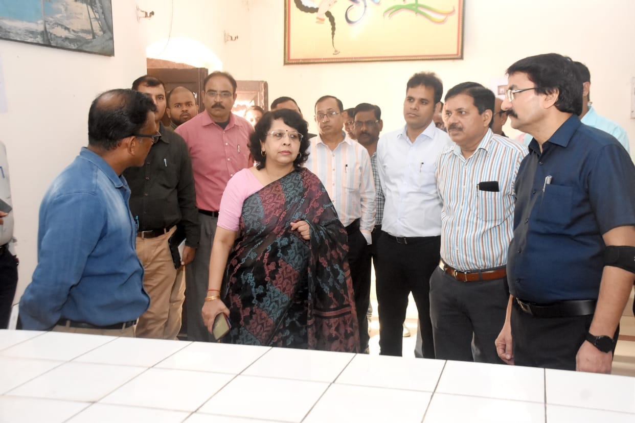 Make arrangements to resolve employee problems and provide feedback: GM