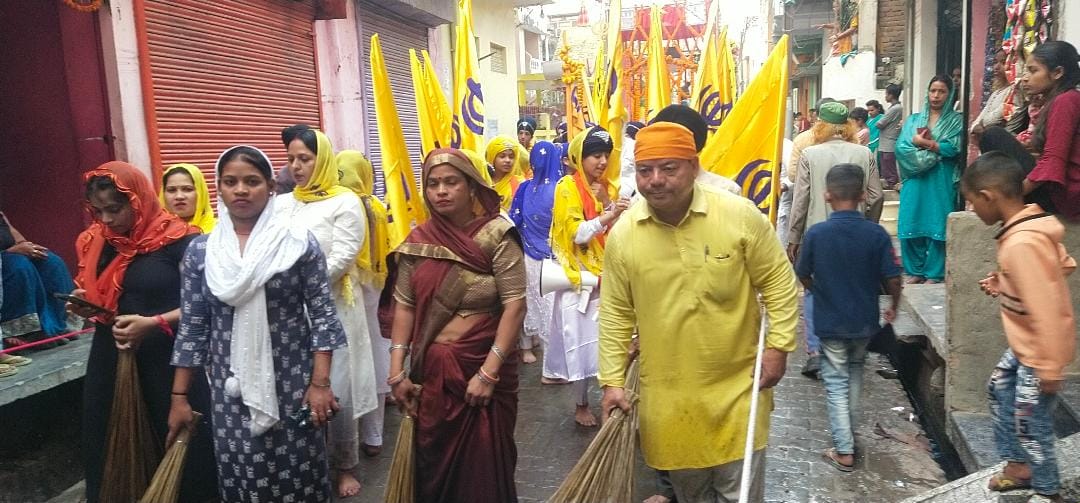 Sikh community celebrated the birth anniversary of Guru Nanak Dev with enthusiasm.