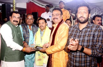 Devotees danced to the hymns of Shyam Prabhu throughout the night in Jagrata.