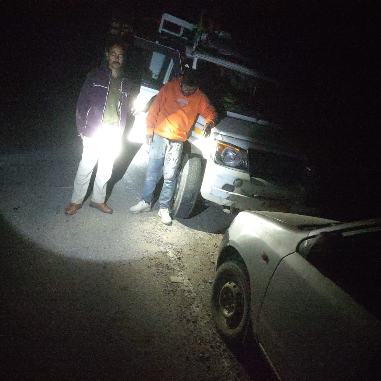 Forest department team caught three forest smugglers at night, two absconding