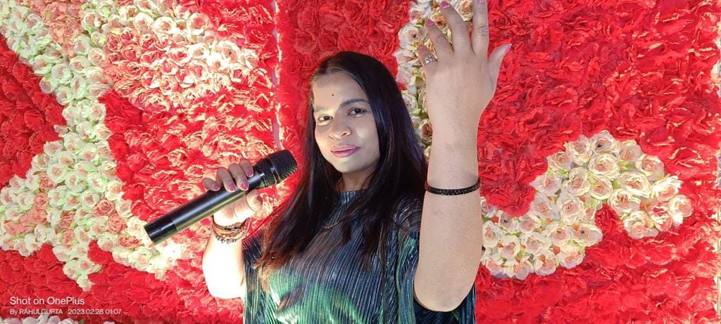 Anamika is spreading the magic of her singing talent in Sur Sangram.