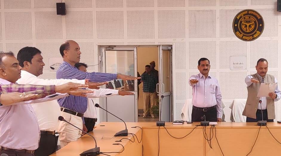 Officers and employees took oath on the ideals of the Constitution