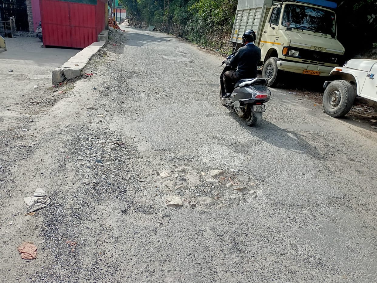 damage of road in bageshwar