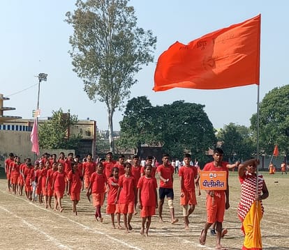 Sharanshu of Shahjahanpur tops in 100 meter boys race, Neha of Bareilly tops in girls race.