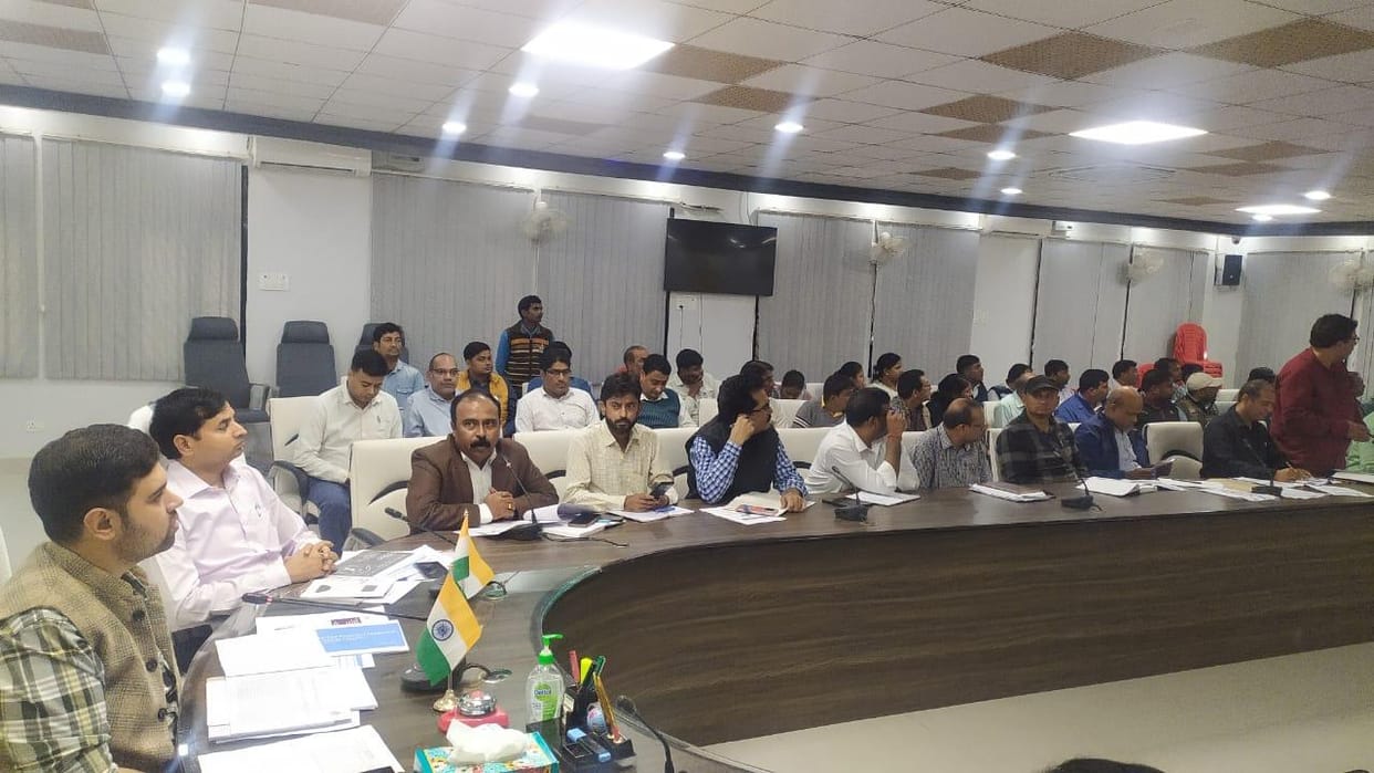 Warning to the medical officer in charge of Ratanpur, sought clarification from four