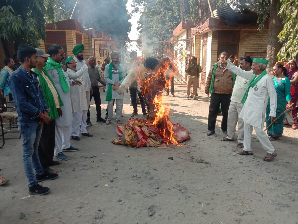 DCO's effigy burnt for not starting crushing session