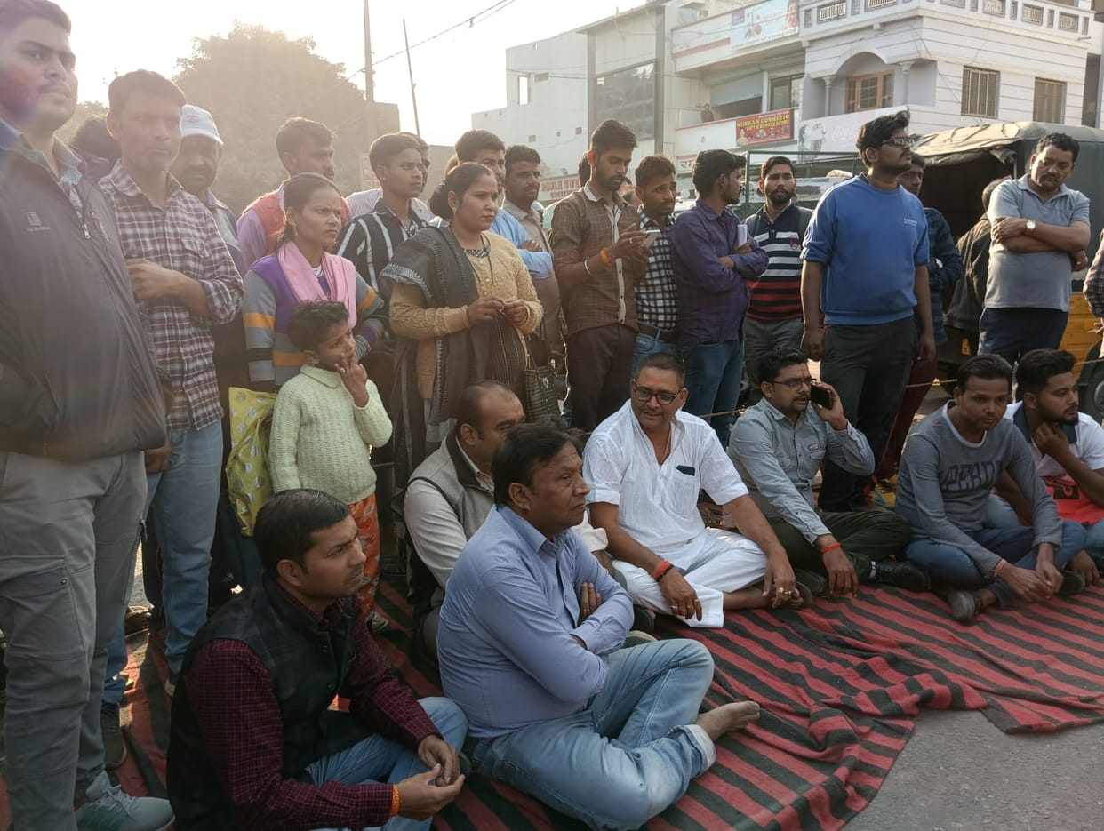 Hindu Jagran Manch workers sitting on dharna blocking the highway