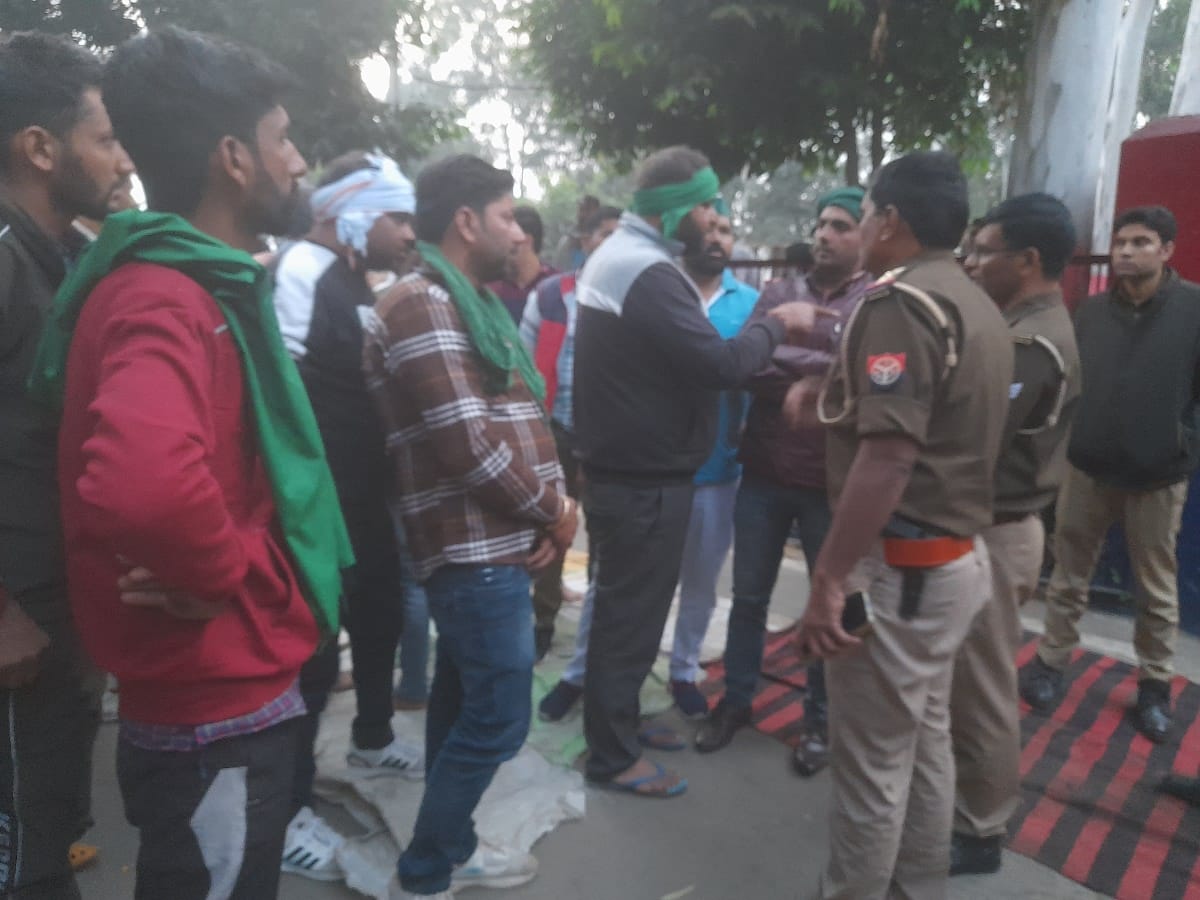 Demand for arrest of murderers, attempted self-immolation at the police station