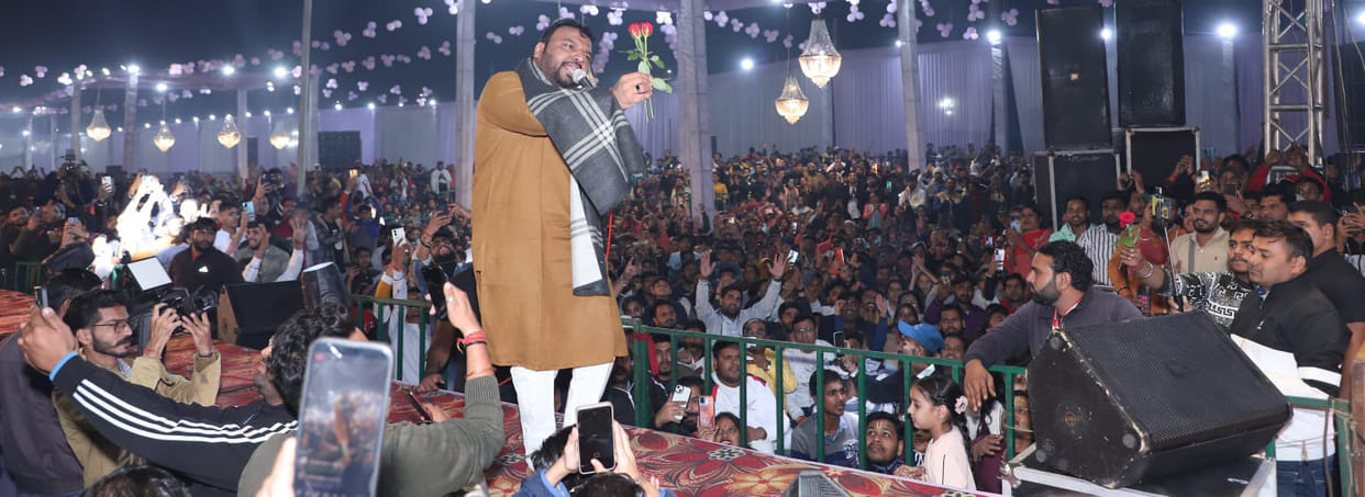 Devotees danced to the hymns of Kanhaiya Mittal