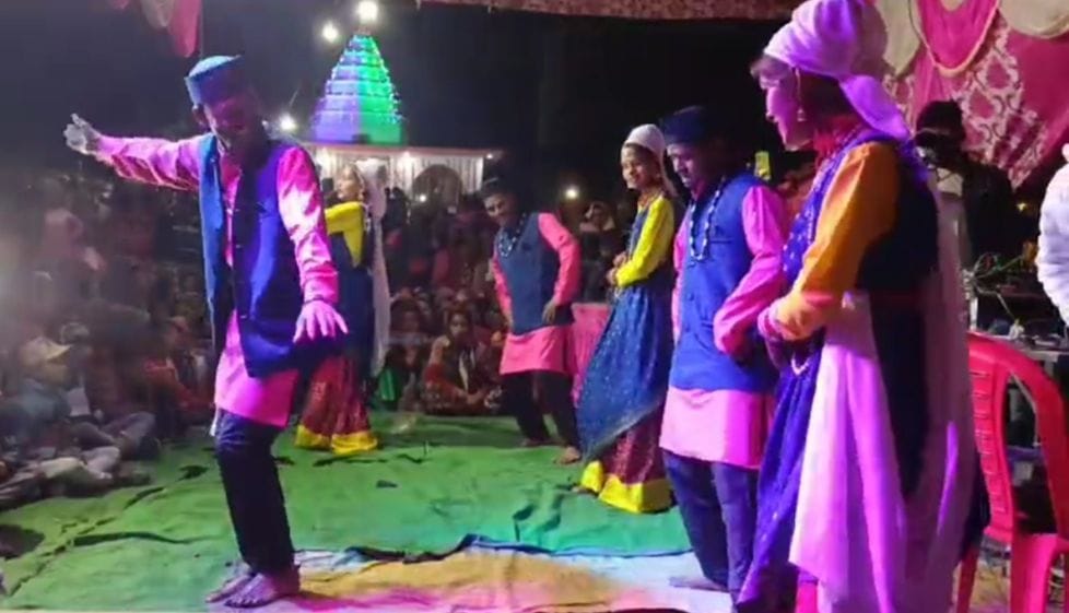 Folk artists presented cultural programs and enthralled the audience