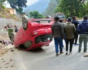 Car going to Pithoragarh meets with accident, two youths injured