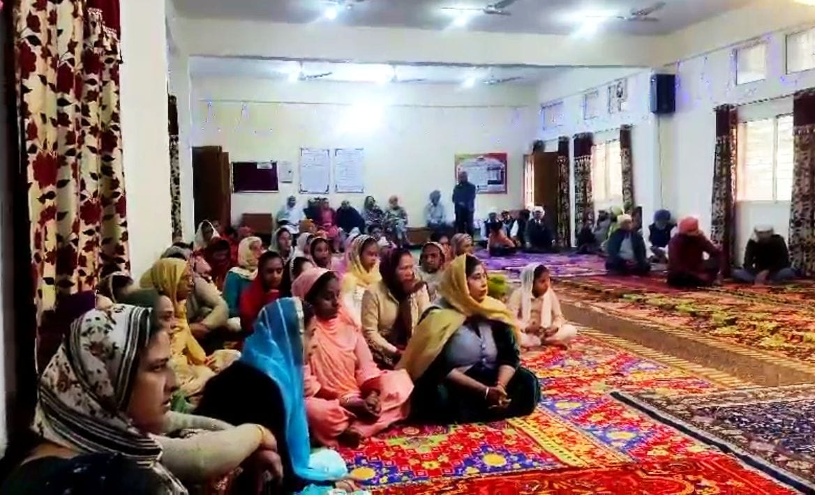 On the occasion of Prakash Parv of Guru Nanak Dev

The passionate groups entertained the Sangat.
