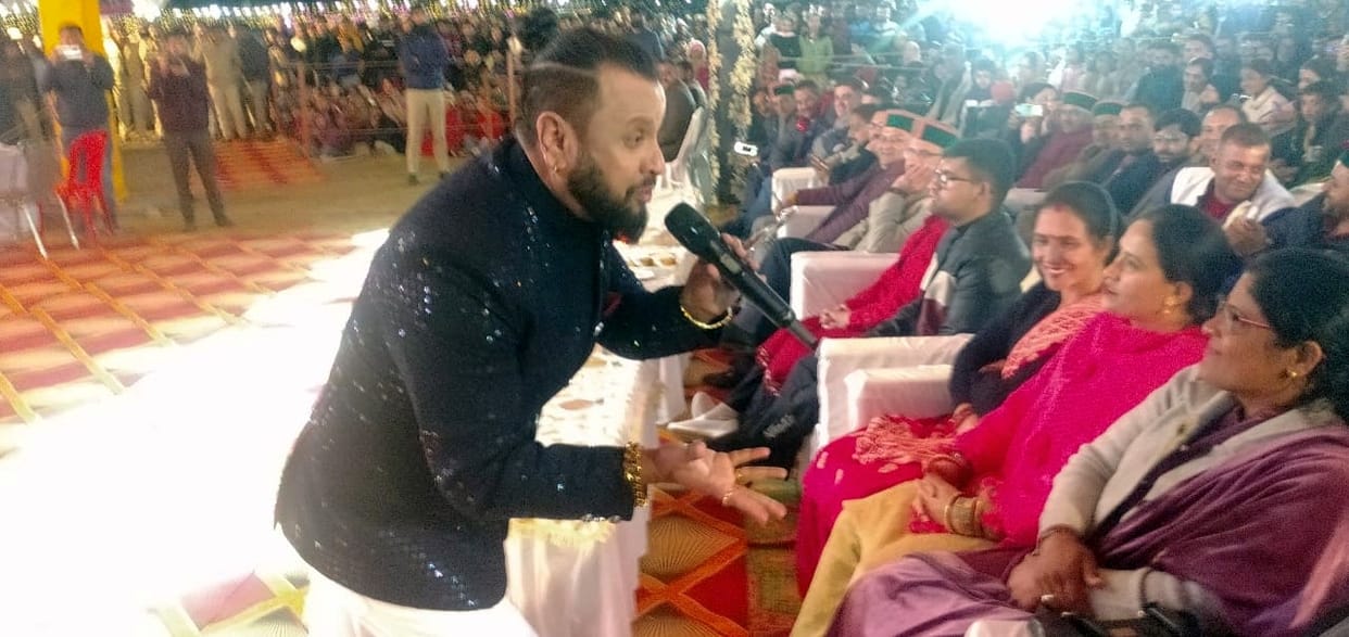 kuldip sahrma presents their songs in renika mela fifth night