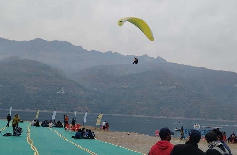 Paragliders showed their strength in synchro flying and wing shoot jump.
