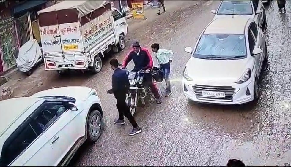 In 15 seconds, two vicious thieves stole two lakh rupees from the bike bag.