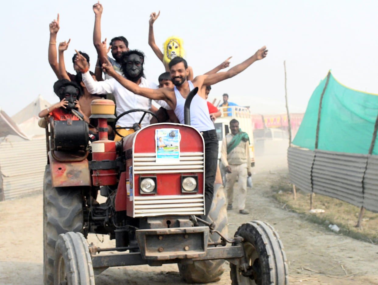 Before the wedding, bike-riding miscreants looted Rs 1.5 lakh from the groom's father....