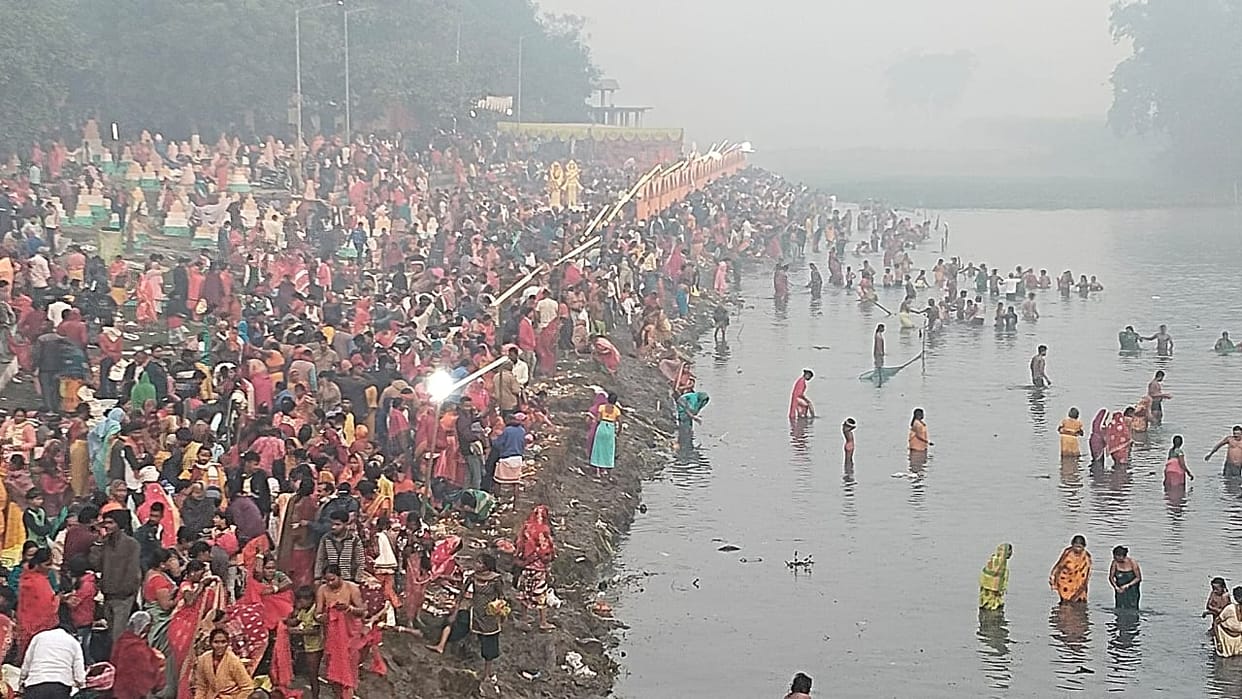 Kartik Purnima: Devotees take a dip of faith in Bansi river