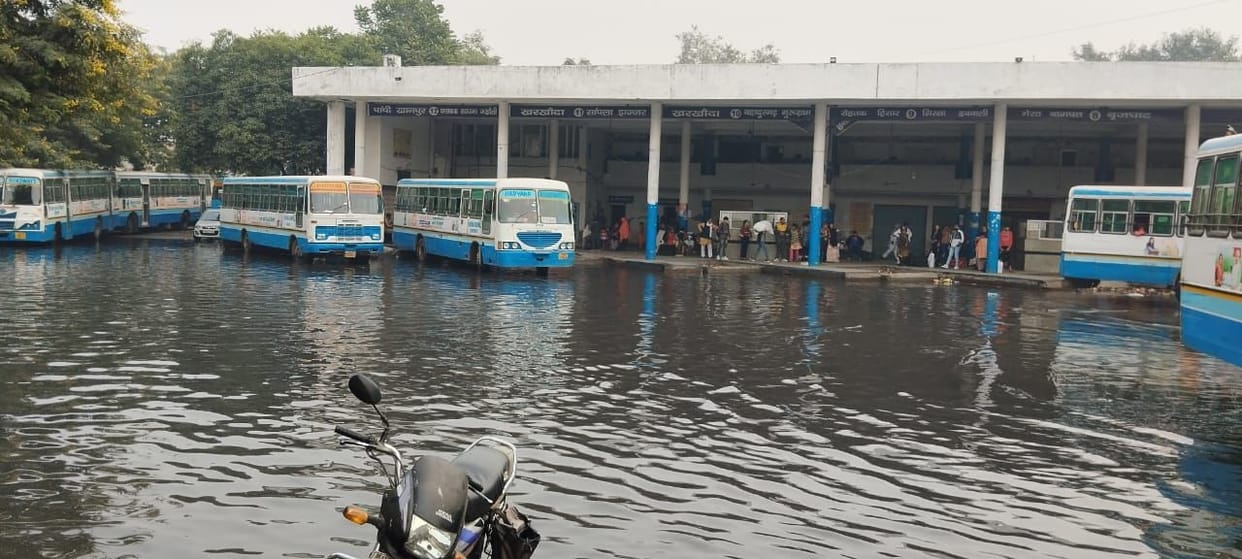 Contaminated water of drain-6 filled the bus stand, employees and passengers had to face problems