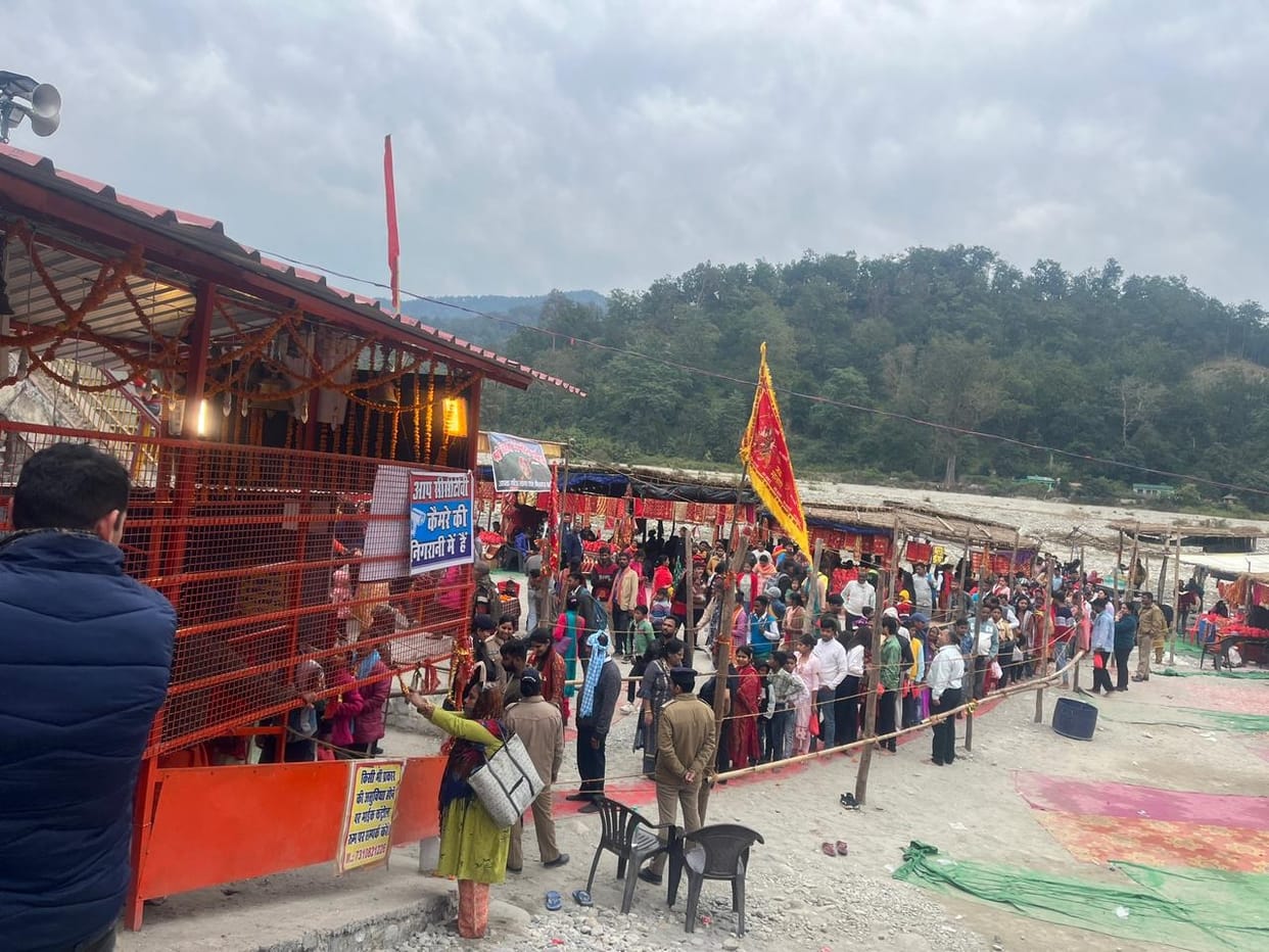 Devotees take a dip of faith on Kartik Purnima