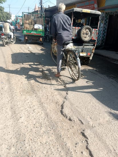 Night travel on city roads is difficult